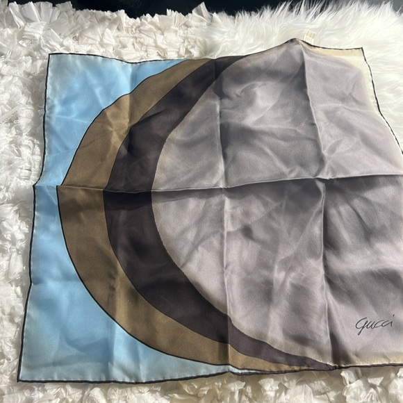 Vintange gucci Abstract Print Silk Scarf Size 18” X 18” Made In Italy - Picture 4 of 9